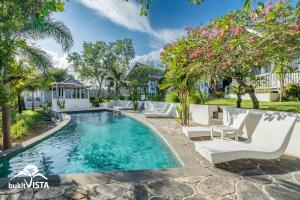 einen Pool mit Liegestühlen im Hof in der Unterkunft Bingin Sun & Moon Wooden by Bukit Vista in Uluwatu