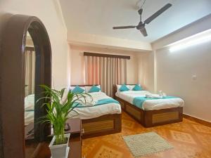 Una cama o camas en una habitación de Hotel Resunga Arjun