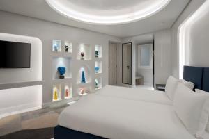 Cama ou camas em um quarto em Mykonos Riviera Hotel & Spa, a member of Small Luxury Hotels of the World mais 37 fotos