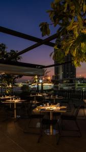 Galeriebild der Unterkunft The StandardX, Bangkok Phra Arthit in Bangkok