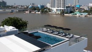 Der Swimmingpool an oder in der Nähe von The StandardX, Bangkok Phra Arthit