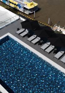 Der Swimmingpool an oder in der Nähe von The StandardX, Bangkok Phra Arthit