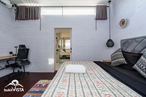 ein Schlafzimmer mit einem Bett, einem Schreibtisch und einem Stuhl in der Unterkunft Bingin Sun & Moon Wooden by Bukit Vista in Uluwatu