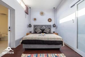 ein Schlafzimmer mit einem Bett in einem weißen Raum in der Unterkunft Bingin Sun & Moon Wooden by Bukit Vista in Uluwatu + 22 Fotos