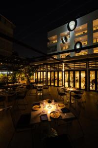 Ein Restaurant oder anderes Speiselokal in der Unterkunft The StandardX, Bangkok Phra Arthit 