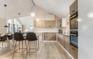 Una cocina o kitchenette en Lovely Home In Jerup With Sauna