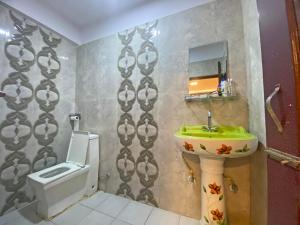 Un baño de Hotel Resunga Arjun