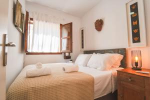 SeaHomes Vacations - Centric Apt 100m Beach and PKG客房内的一张或多张床位