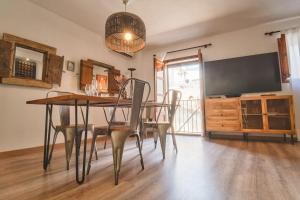 SeaHomes Vacations - Centric Apt 100m Beach and PKG的电视和/或娱乐中心