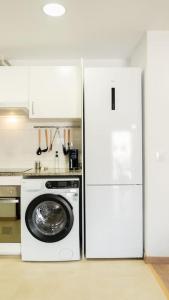 SeaHomes Vacations - Centric Apt 100m Beach and PKG的厨房或小厨房