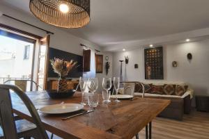 滨海托萨SeaHomes Vacations - Centric Apt 100m Beach and PKG的餐桌、酒杯和沙发