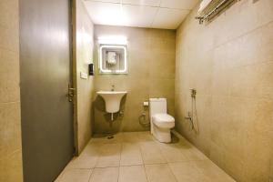 Bilik mandi di Fabhotel Old Meple Leaf- Golf Course Road & Sector 27