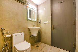 Bilik mandi di Fabhotel Old Meple Leaf- Golf Course Road & Sector 27