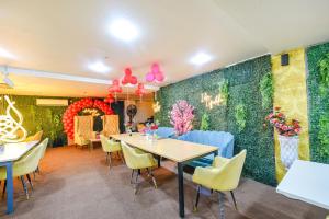 Ruang duduk di Fabhotel Old Meple Leaf- Golf Course Road & Sector 27