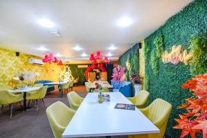 Ruang duduk di Fabhotel Old Meple Leaf- Golf Course Road & Sector 27