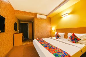 Katil atau katil-katil dalam bilik di Fabhotel Old Meple Leaf- Golf Course Road & Sector 27