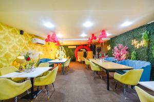 Ruang duduk di Fabhotel Old Meple Leaf- Golf Course Road & Sector 27