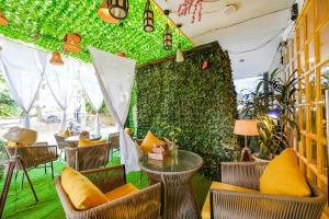 Ruang duduk di Fabhotel Old Meple Leaf- Golf Course Road & Sector 27
