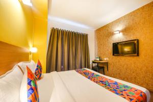 Katil atau katil-katil dalam bilik di Fabhotel Old Meple Leaf- Golf Course Road & Sector 27