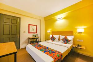 Katil atau katil-katil dalam bilik di Fabhotel Old Meple Leaf- Golf Course Road & Sector 27