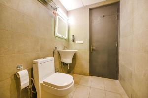 Bilik mandi di Fabhotel Old Meple Leaf- Golf Course Road & Sector 27