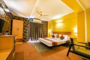 Katil atau katil-katil dalam bilik di Fabhotel Old Meple Leaf- Golf Course Road & Sector 27