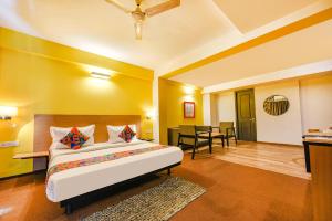 Katil atau katil-katil dalam bilik di Fabhotel Old Meple Leaf- Golf Course Road & Sector 27
