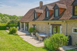a house with a table and chairs in the yard at Les Essarts pour 10+6 personnes sur 2 maisons in Châtillon-sur-Indre +66 photos