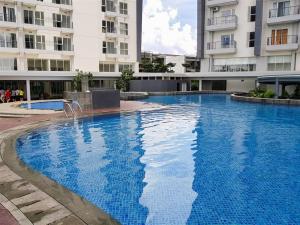 Πισίνα στο ή κοντά στο Comfortable 1BR at Casa de Parco Apartment By Travelio