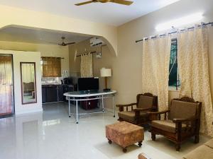 Nasya Beachside Cottages的休息区