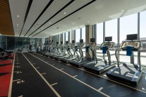 Majoituspaikan West Walk Retaj Hotel kuntosali tai liikuntatilat