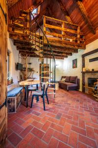 Ένα ή περισσότερα κρεβάτια σε δωμάτιο στο Domek w lesie DiABELSKi KOCiOŁEK +17 φωτογραφίες