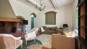 グレーヴェ・イン・キアンティにあるTenuta Pian Del Galloのソファと暖炉のあるリビングルーム +41枚の写真