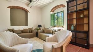 グレーヴェ・イン・キアンティにあるTenuta Pian Del Galloのリビングルーム(椅子2脚、ソファ付)