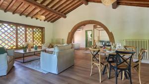 グレーヴェ・イン・キアンティにあるTenuta Pian Del Galloのテーブルと椅子のあるリビングルーム