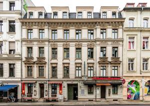 un grande edificio su una strada di fronte di Luga Homes - Karli a Lipsia