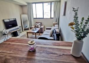 un salon avec une table et un canapé dans l'établissement Windhoek Kalahari Haven, à Windhoek