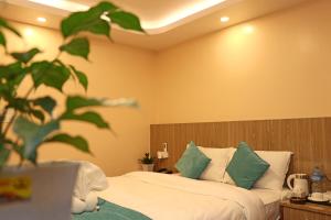 Una cama o camas en una habitación de Hotel Resunga Arjun