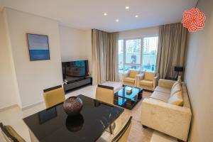 TV/trung tâm giải trí tại Alashrafia Saray- Classy 1BDR apartment in Canal Views