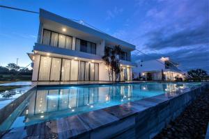 Bazén v ubytování Du Lịch Lâm Hà - Hồ Gia Trang Villas nebo v jeho okolí