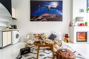 a living room with a table and a microwave at CHENGDU Liaofan Design B&B Houwu Temple Jinli Twin Suite Ximenqiao Street Morogo White Castle HD Projection LOFT Double Floor Bnb High-Quality Housing in Chengdu