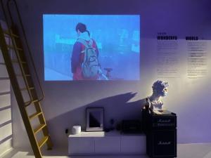 a statue of a person with a backpack on a wall at CHENGDU Liaofan Design B&B Houwu Temple Jinli Twin Suite Ximenqiao Street Morogo White Castle HD Projection LOFT Double Floor Bnb High-Quality Housing in Chengdu
