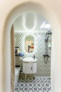 a bathroom with a tub and a sink and a mirror at CHENGDU Liaofan Design B&B Houwu Temple Jinli Twin Suite Ximenqiao Street Morogo White Castle HD Projection LOFT Double Floor Bnb High-Quality Housing in Chengdu