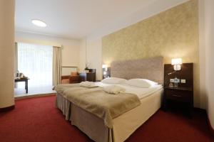 Łóżko lub łóżka w pokoju w obiekcie Papuga Park Hotel Wellness Marrakesz & SPA