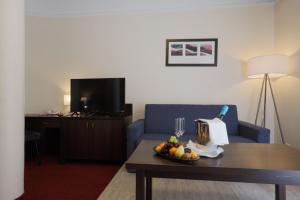 Telewizja i/lub zestaw kina domowego w obiekcie Papuga Park Hotel Wellness Marrakesz & SPA