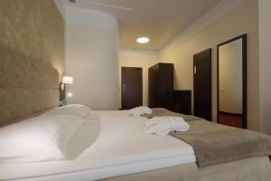 Łóżko lub łóżka w pokoju w obiekcie Papuga Park Hotel Wellness Marrakesz & SPA