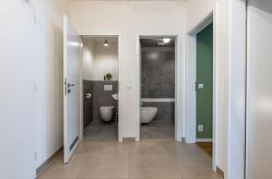 Bilik mandi di Apartment Invalidovna with FREE parking