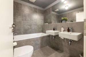 Bilik mandi di Apartment Invalidovna with FREE parking