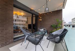 Ruang duduk di Apartment Invalidovna with FREE parking