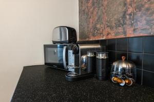 Kemudahan buat kopi dan teh di Apartment Invalidovna with FREE parking